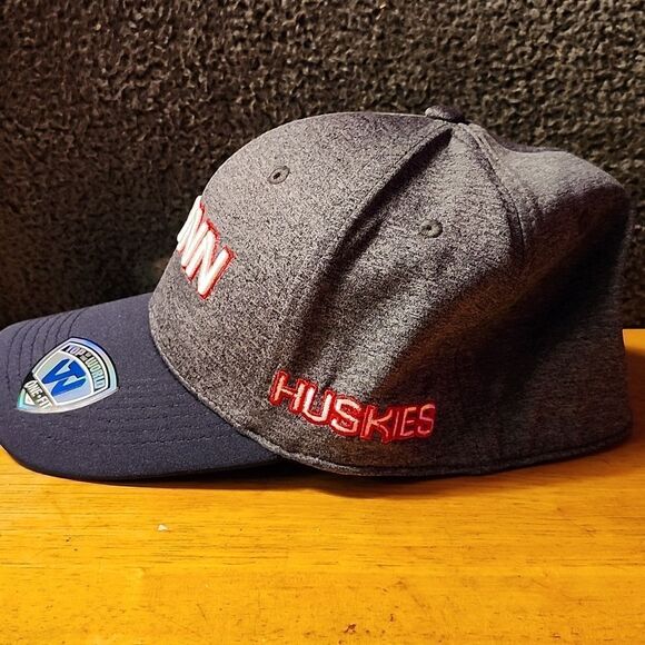 Top of the World UCONN Connecticut Huskies Stretchfit Hat - New - Picture 3 of 8